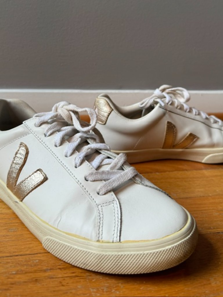 Authentic Veja Leather Sneakers In Excellent Used Condition (Euc). — image 3 of 7